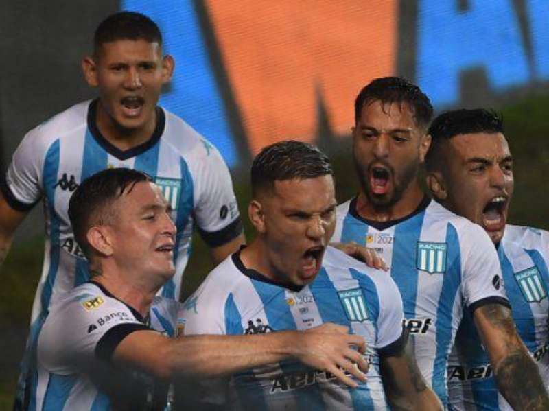 Racing, con un penal que no fue, ganÃ³ el clÃ¡sico