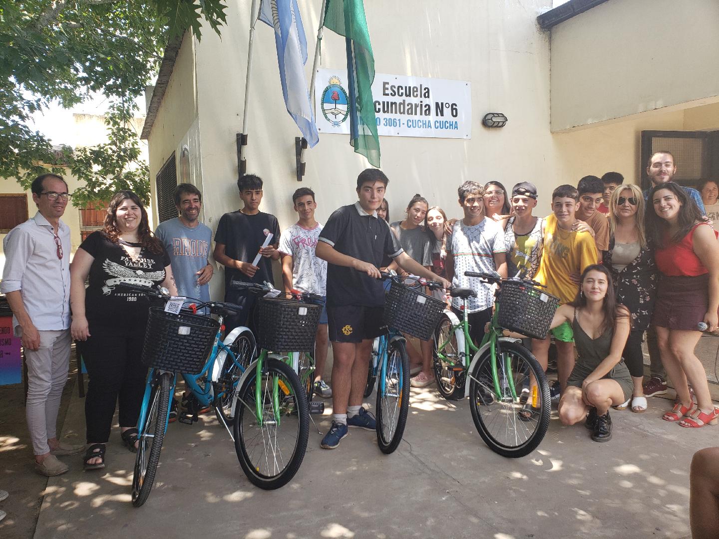 Micaela Olivetto y  Santiago Carnaghi en entrega de bicicletas a estudiantes de Chacabuco