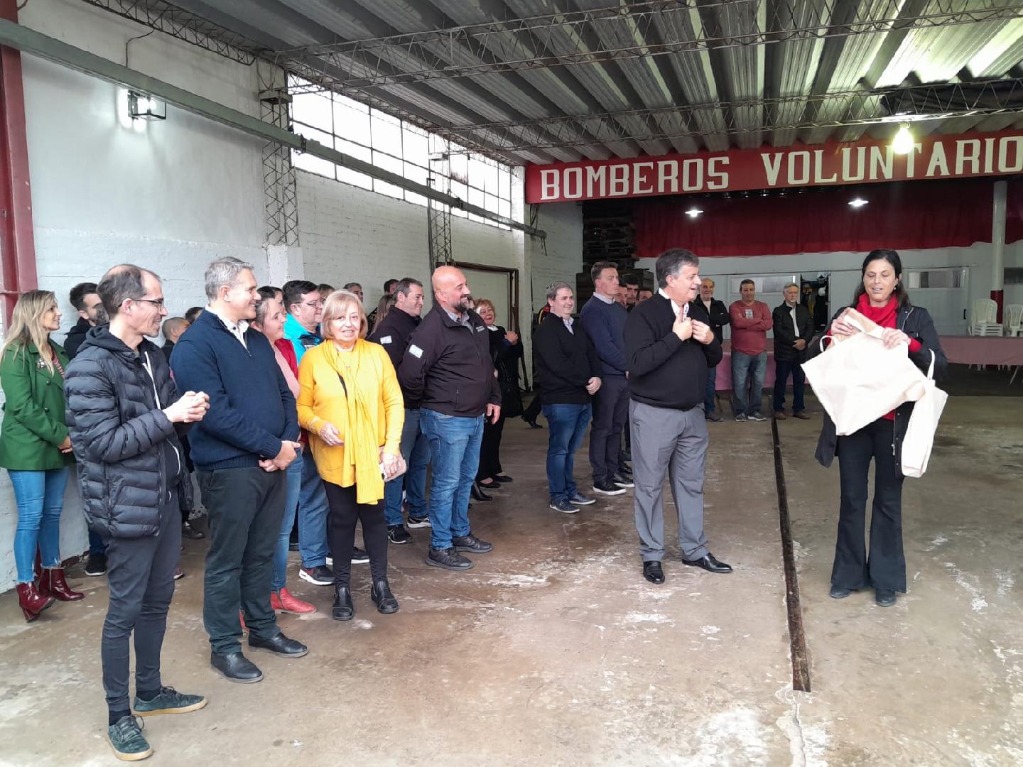 GolÃ­a, junto a la presidenta del IPS presentes en el acto de Bombero Voluntarios de OÂ´Higgins