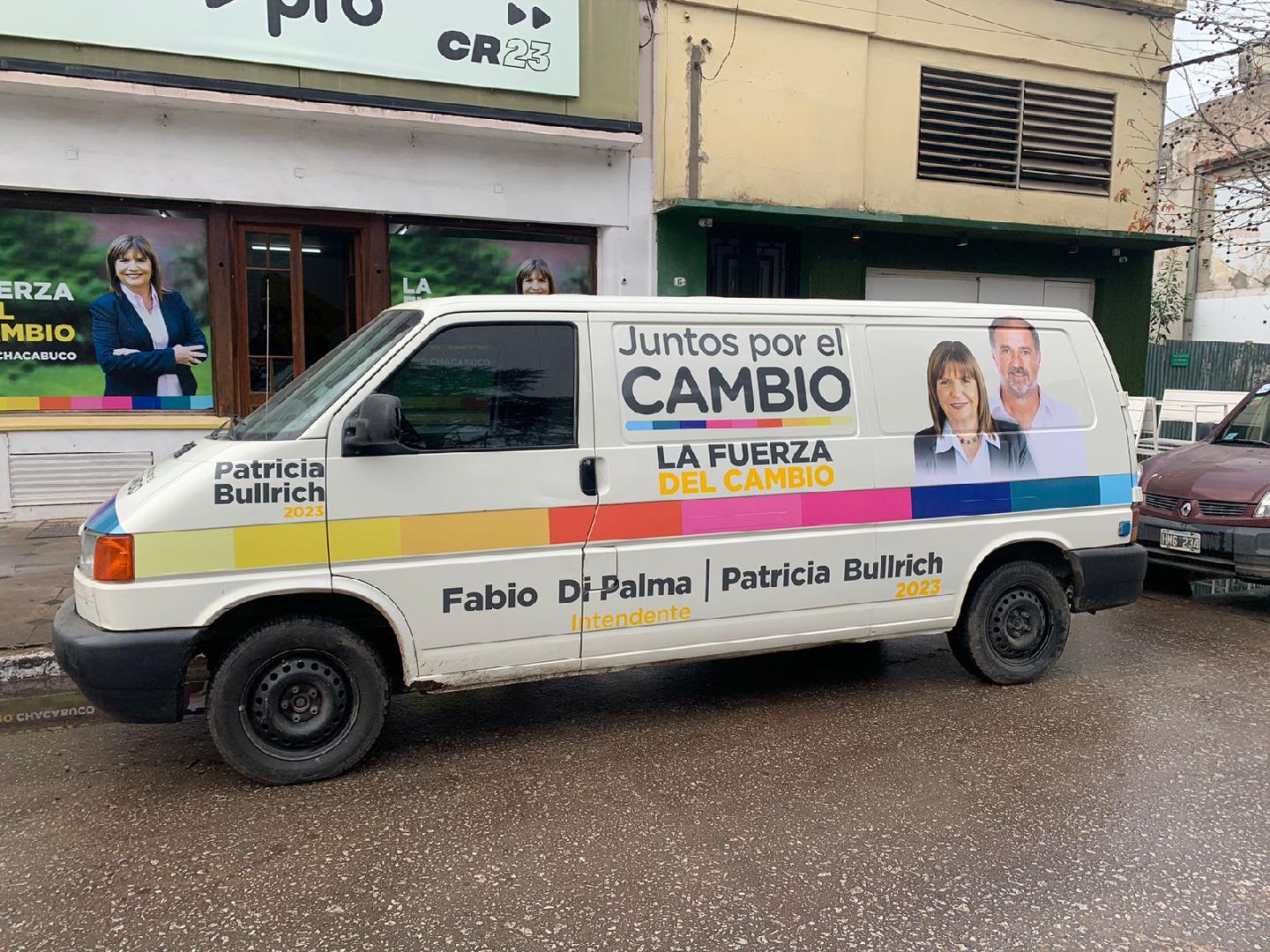 Di Palma con vehículo de campaña