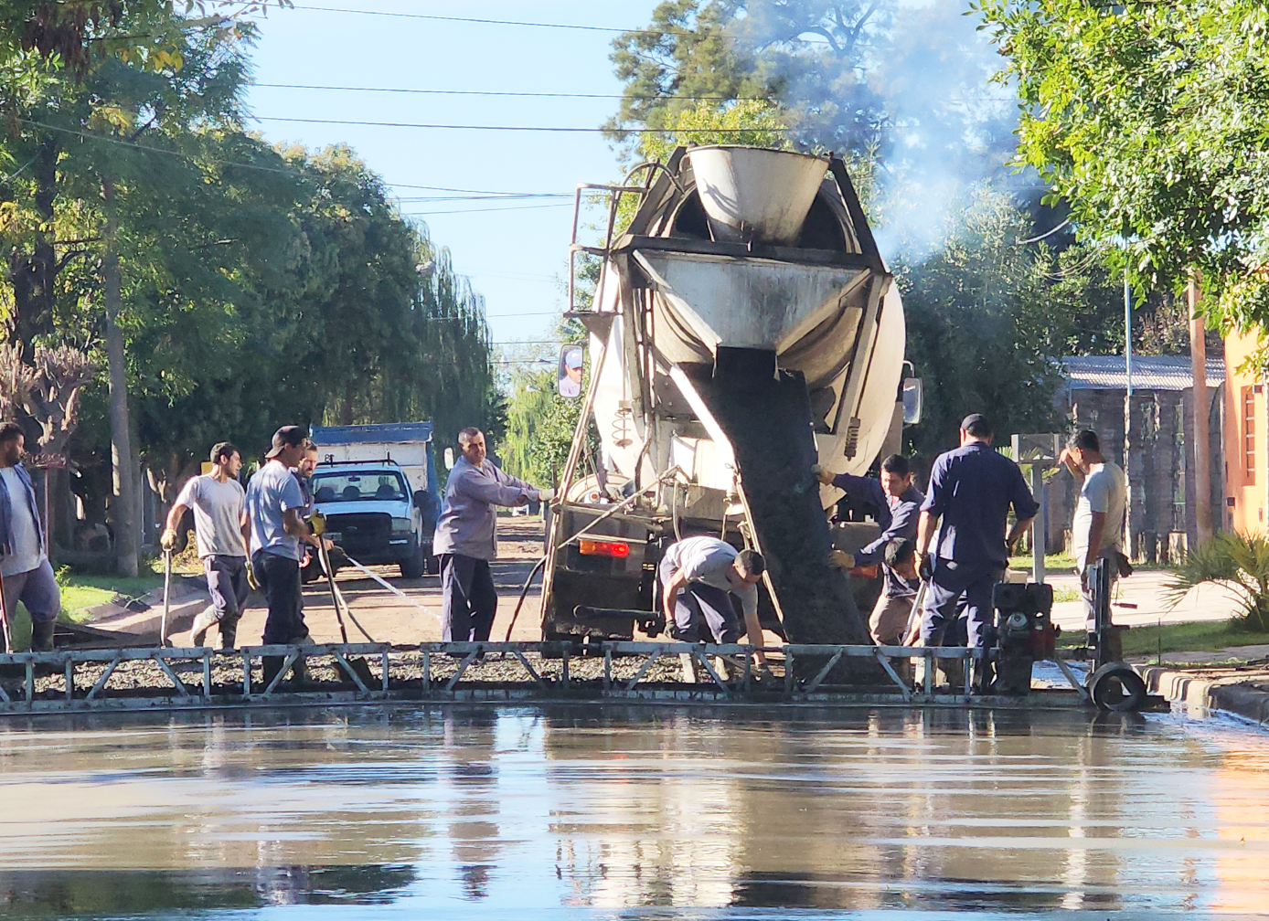 Comenzó a pavimentarse la calle Sarmiento, entre Güemes y Castelli