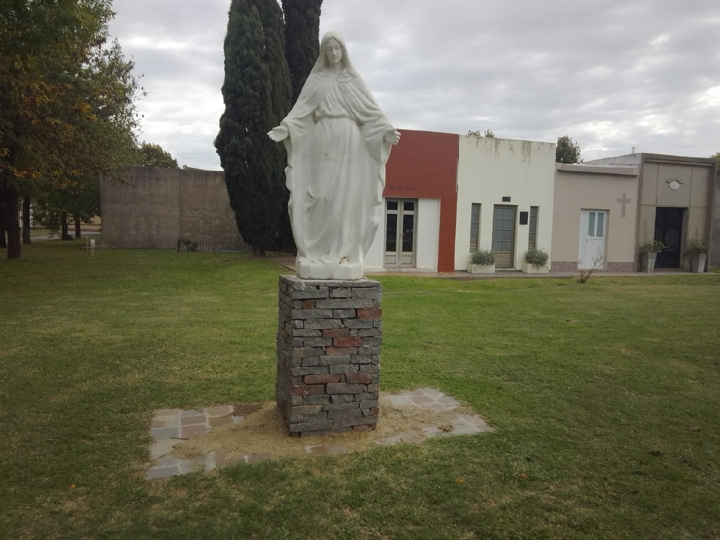 Fue colocada la estatua de la Virgen en el Cementerio Municipal