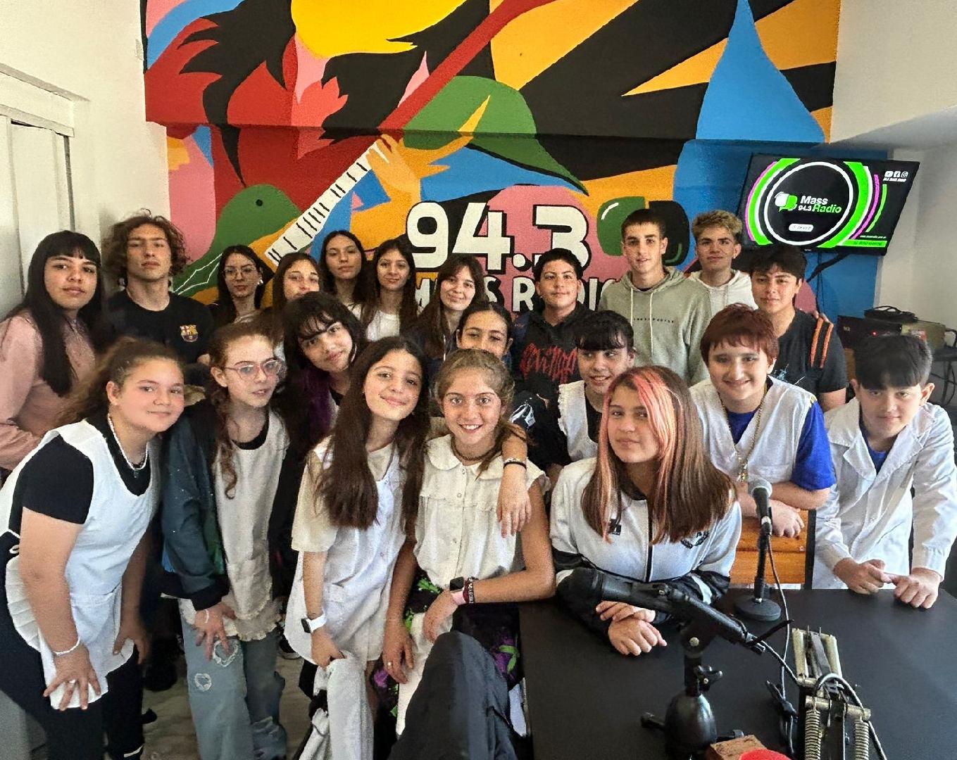 Alumnos de 6to grado y 6to año en un interesantísimo proyecto educativo radial