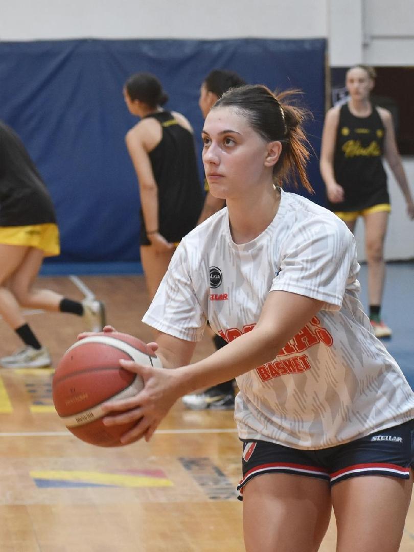 ABRIL BADEL - De Chacabuco a la Liga Nacional, una historia de esfuerzo y pasión por el básquet
