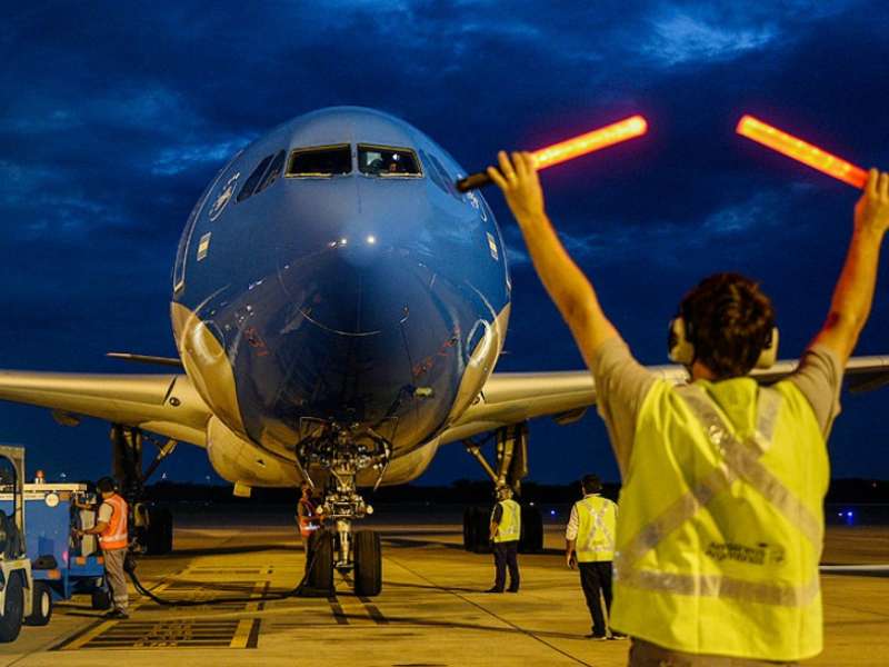 ARRIBÃ“ UN VUELO DE AEROLINEAS ARGENTINAS CON 384 MIL VACUNAS SINOPHARM