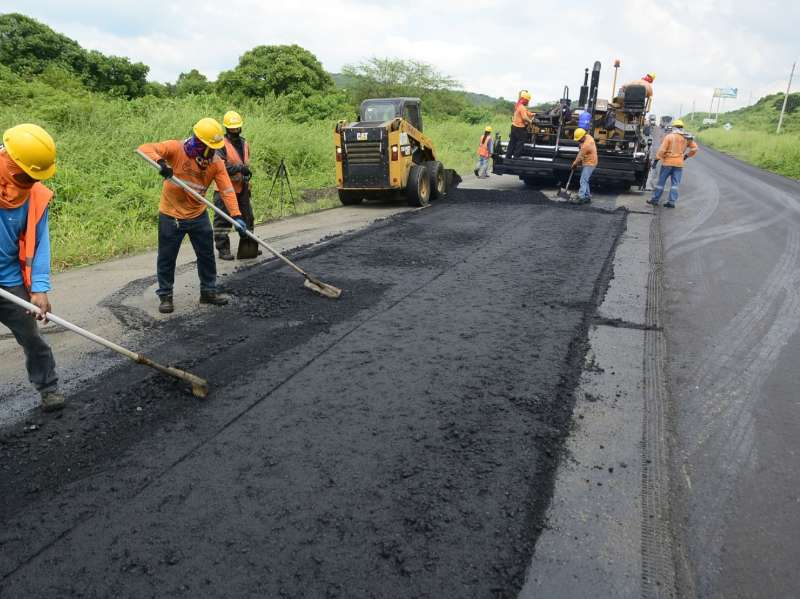 Se firmaron contratos de obras viales que se ejecutarÃ¡n en Chacabuco y la zona