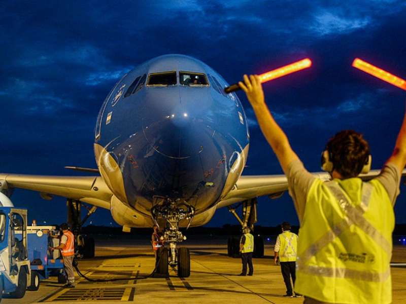 PartiÃ³ esta madrugada un nuevo vuelo de AerolÃ­neas Argentinas rumbo a MoscÃº para traer mÃ¡s vacunas