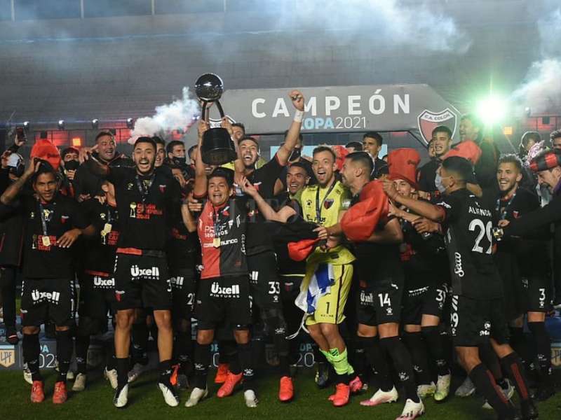 HistÃ³rico: ColÃ³n goleÃ³ 3-0 a Racing y se consagrÃ³ campeÃ³n de la Copa de la Liga (VIDEO)