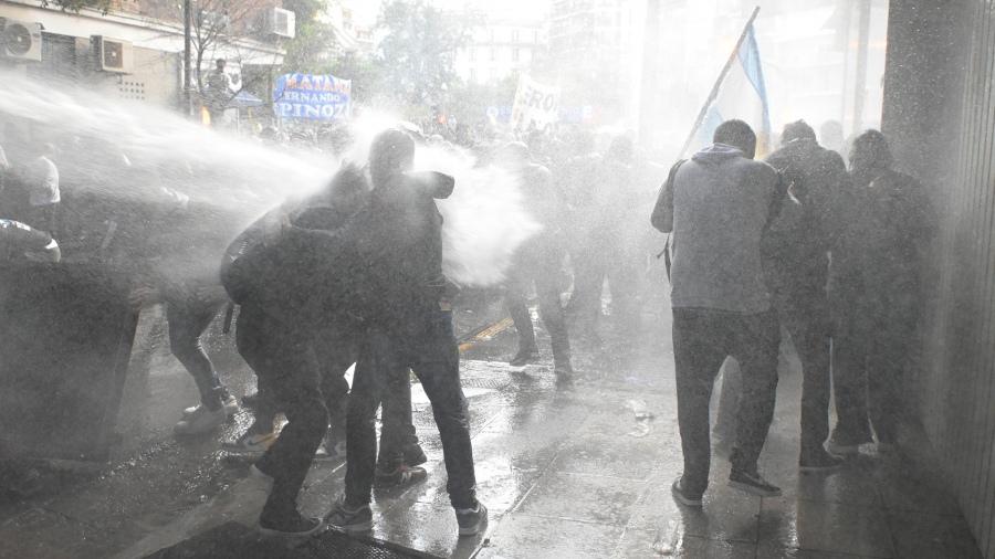 La PolicÃ­a de la Ciudad reprimiÃ³ a manifestantes frente al domicilio de la Vicepresidenta