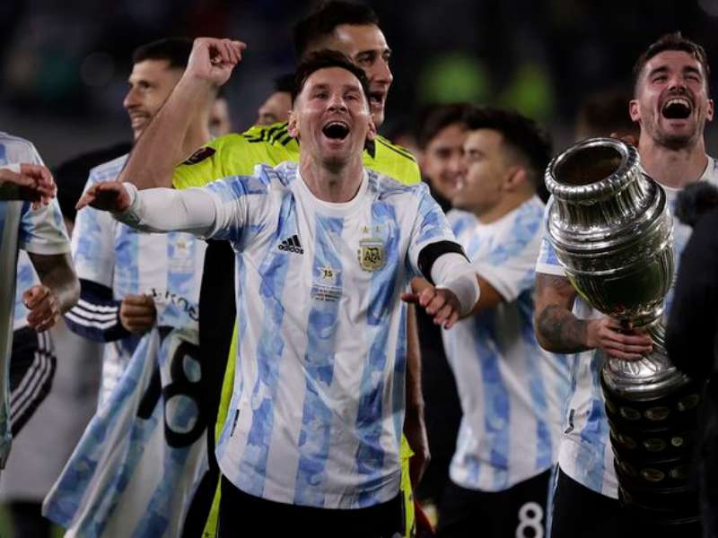 Argentina, con una noche encumbrada de Messi, goleÃ³ a Bolivia