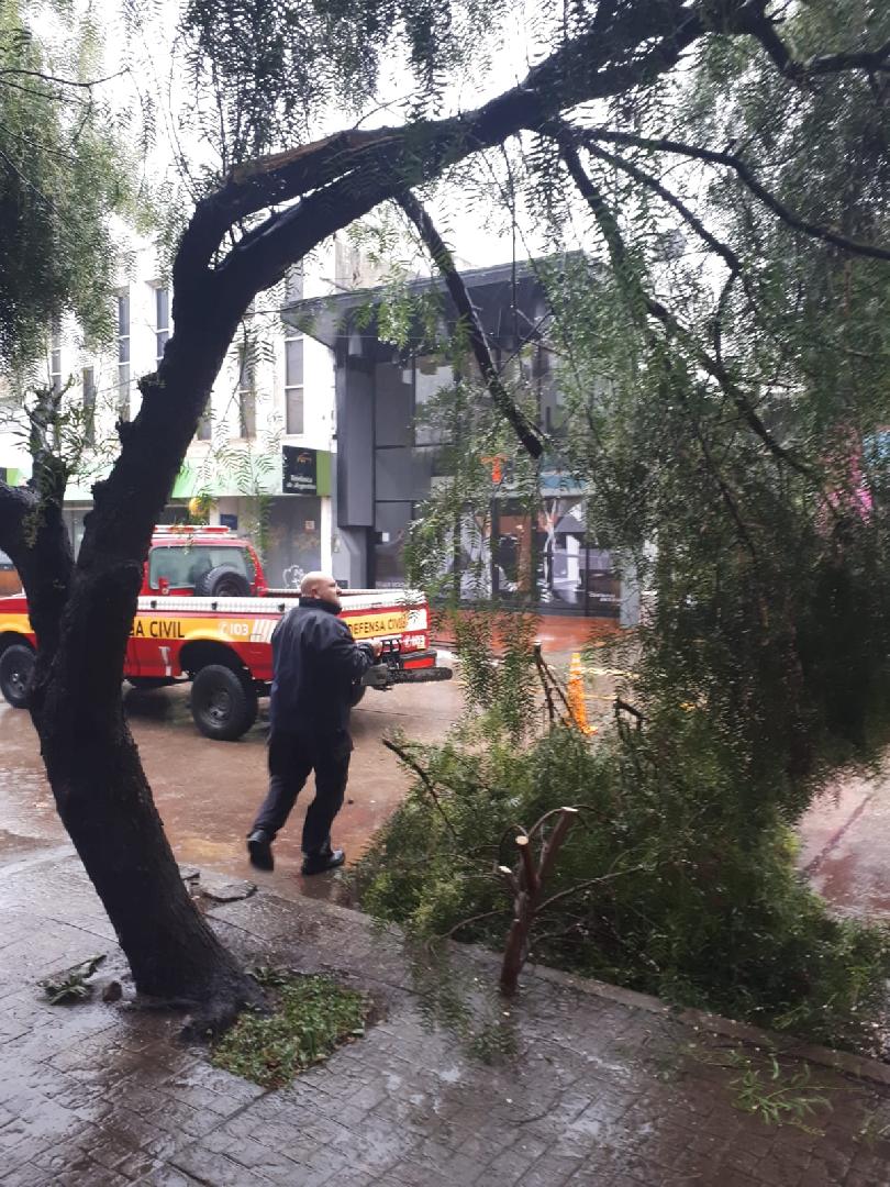 Personal de Defensa Civil recibiÃ³ indumentaria y herramientas