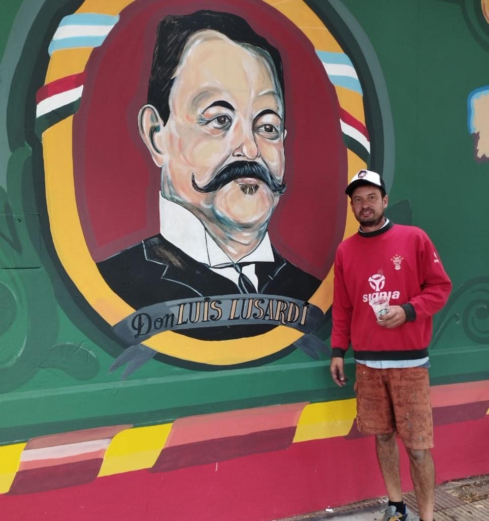 Filete porteño trabaja en un mural en homenaje a los inmigrantes que llegaron a  Chacabuco