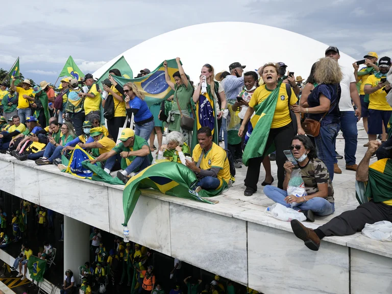 Lula volvió al Planalto y avanzará contra los golpistas